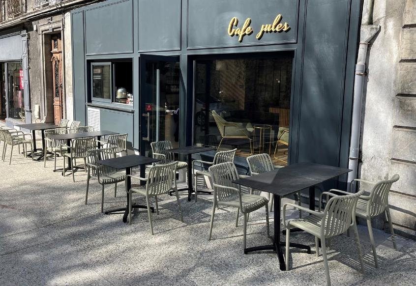 Façade du Café Jules et sa terrasse